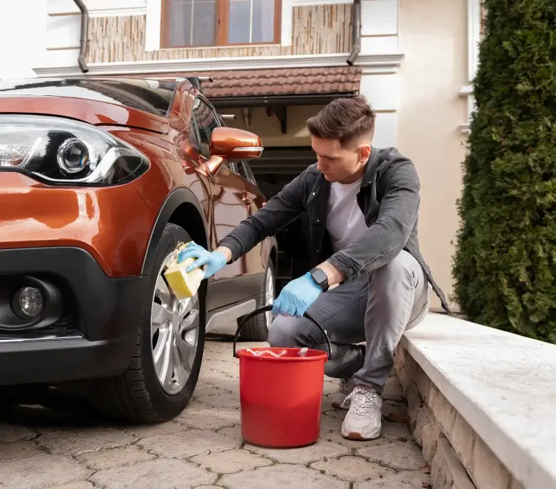 Lavage auto à domicile Joué-lès-Tours : professionnel intervenant sur un véhicule